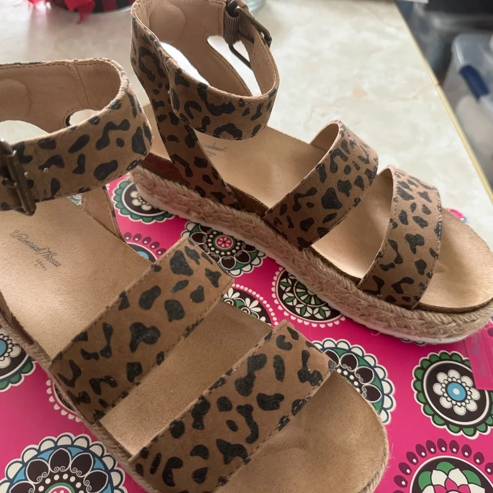 GUC Universal Thread Goods Co. Platform Sandals in Animal Print! - Picture 2 of 6